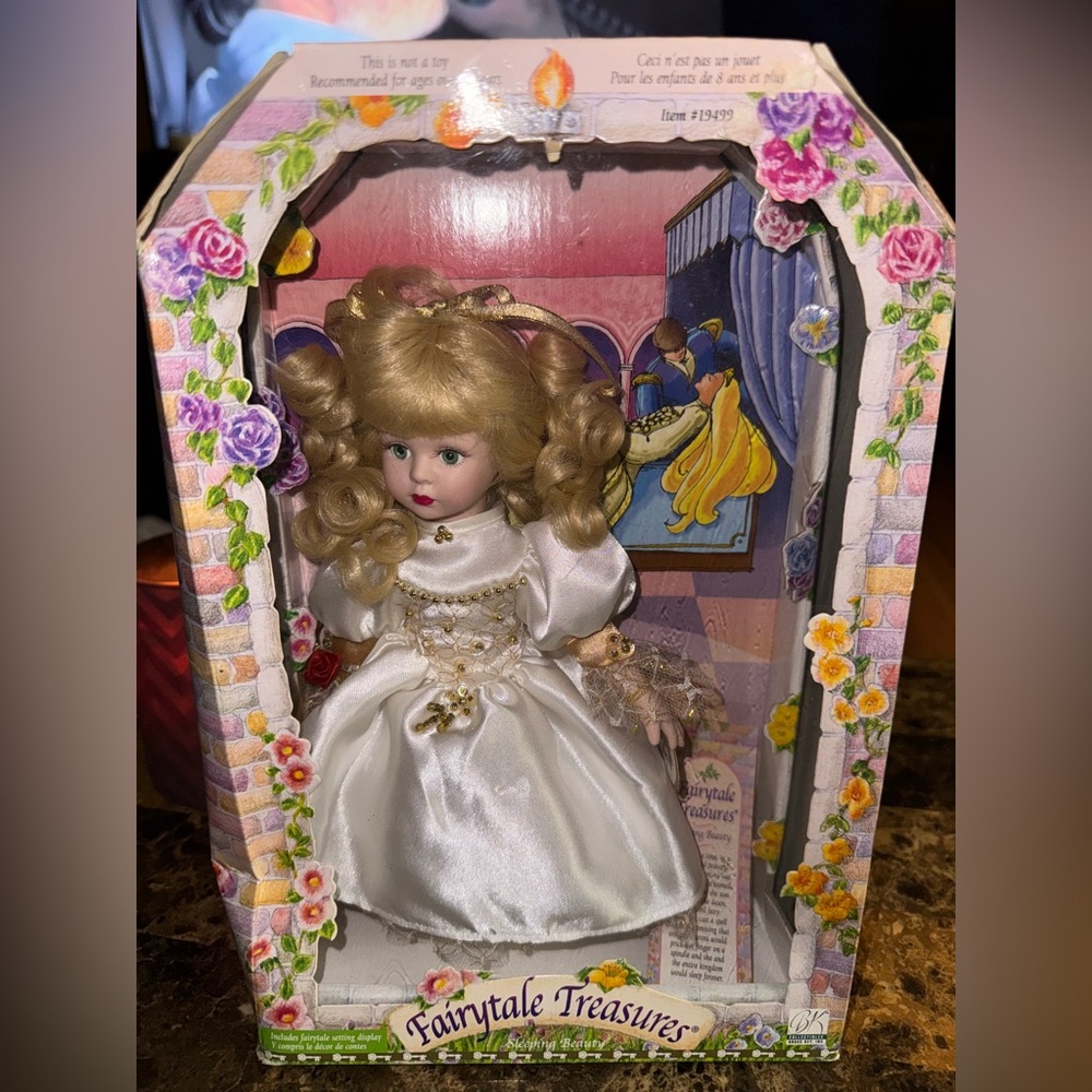 👑 Vintage Fairytale Treasures Sleeping Beauty Porcelain Doll 1999 Item 19499